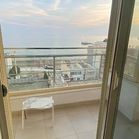 アパート Adriatic Apartament ドゥラス